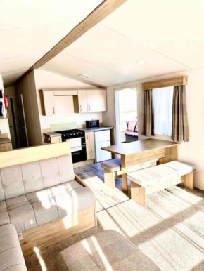 F42 3 bedroom, sleeps 6, 2 toilets close Portsmth